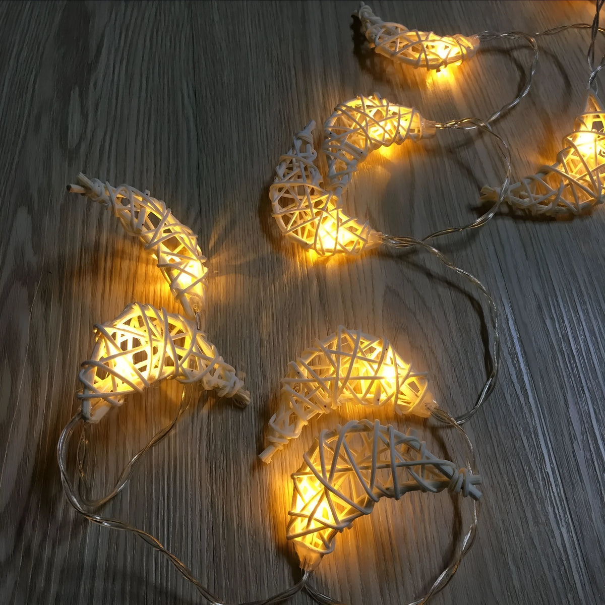 Handwoven rattan moon lighting chain, approximately 8cm diameter, warm colour light, battery-powered Christmas decoration