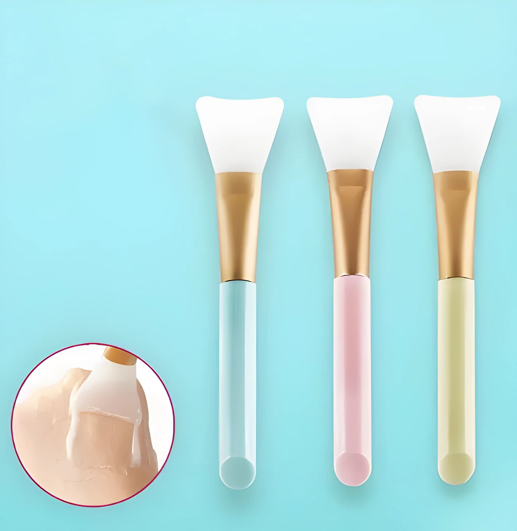 Fan makeup brush with nylon bristles and plastic handle, available in blue and pink colours