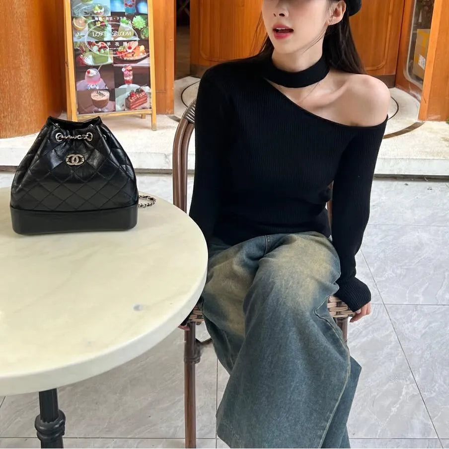 Solid colour slant shoulder bottoming sweater in slim fit polyester knit, available in black apricot red brown free size