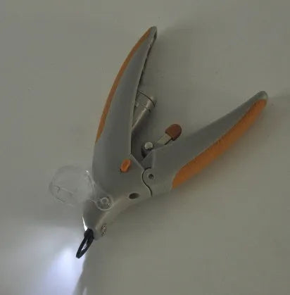 Light-up pet nail trimmer with blood line imitation system on blister card packaging