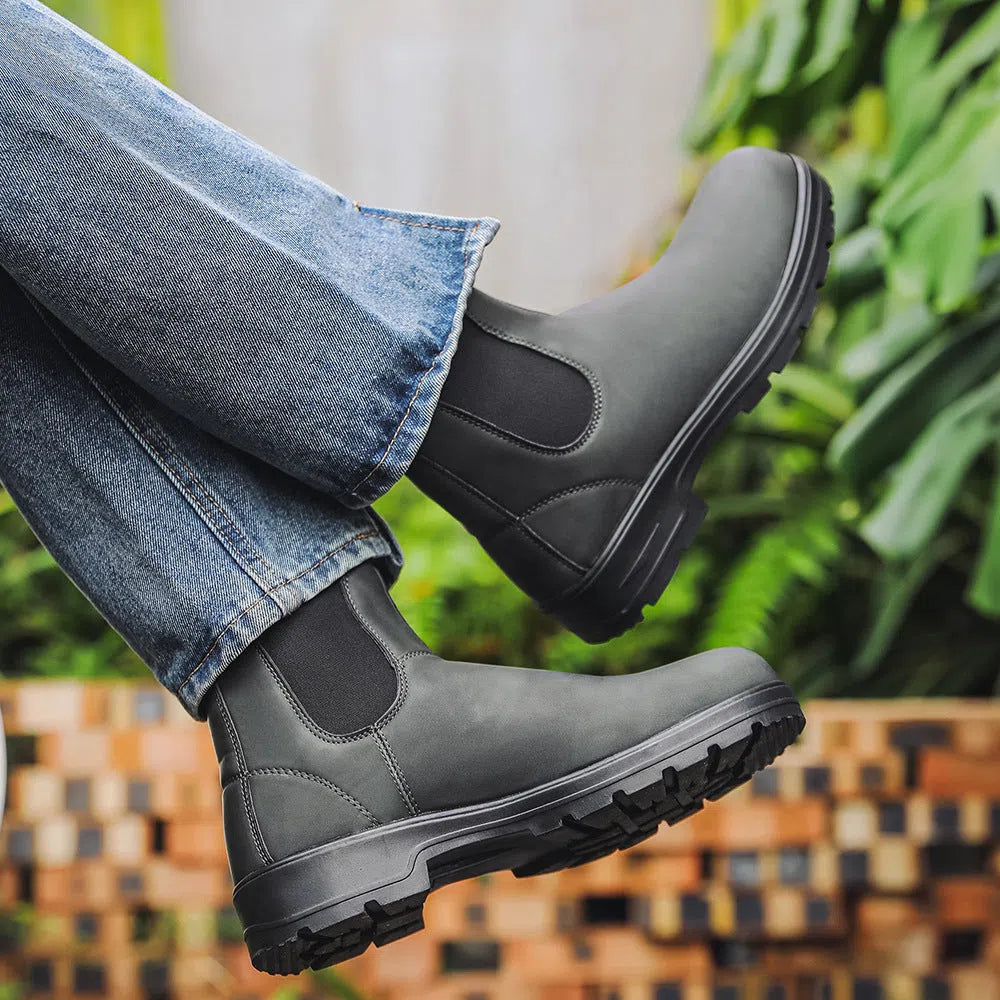 Chelsea boots with artificial PU upper, rubber sole, wedge heel, in solid colour black – side view for unisex winter wear