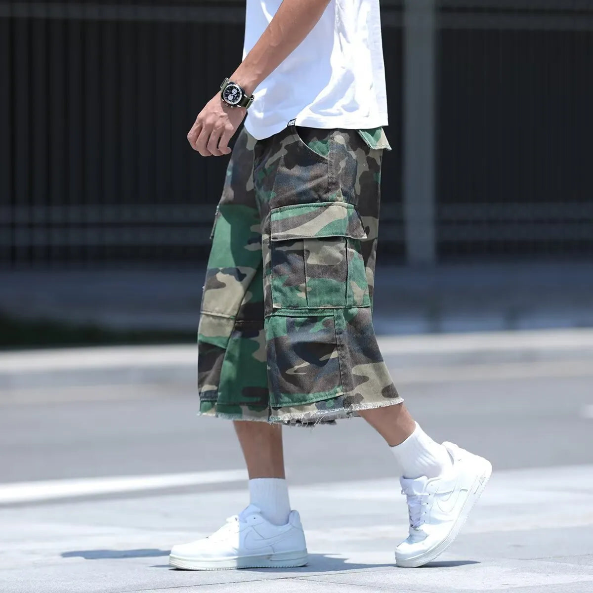Men's camouflage print workwear shorts with loose-fit design and cropped length