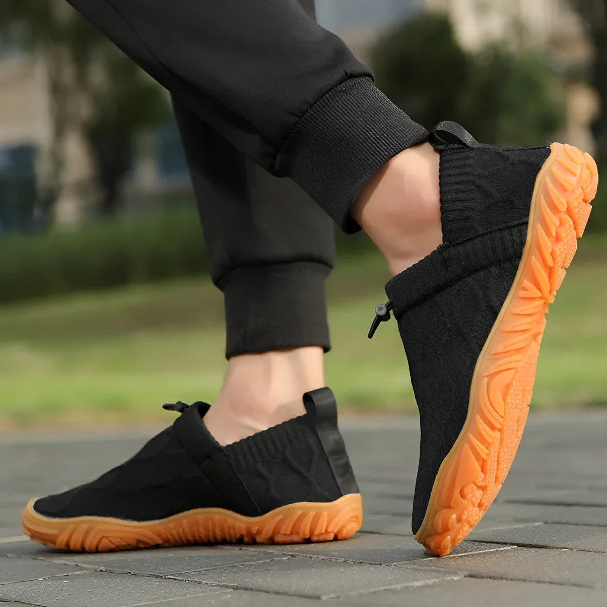 Men's slip-on breathable Flyknit soft bottom indoor fitness shoes in black with chunky heel and round toe