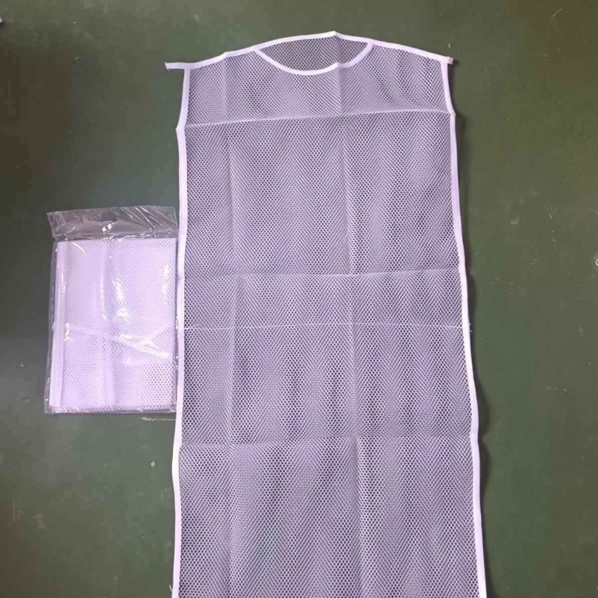 White single-layer net pocket pillow drying hanger 45x55cm on a washing line