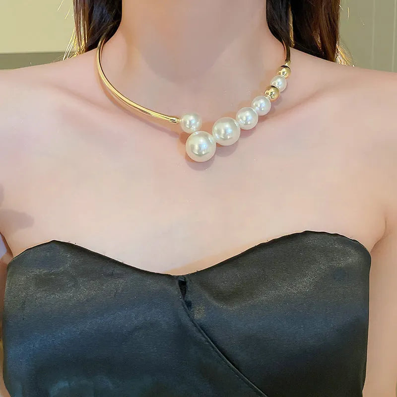 Retro geometric copper choker with inlaid imitation pearl pendant, gold pearl collar colour, 30cm collarbone chain for women