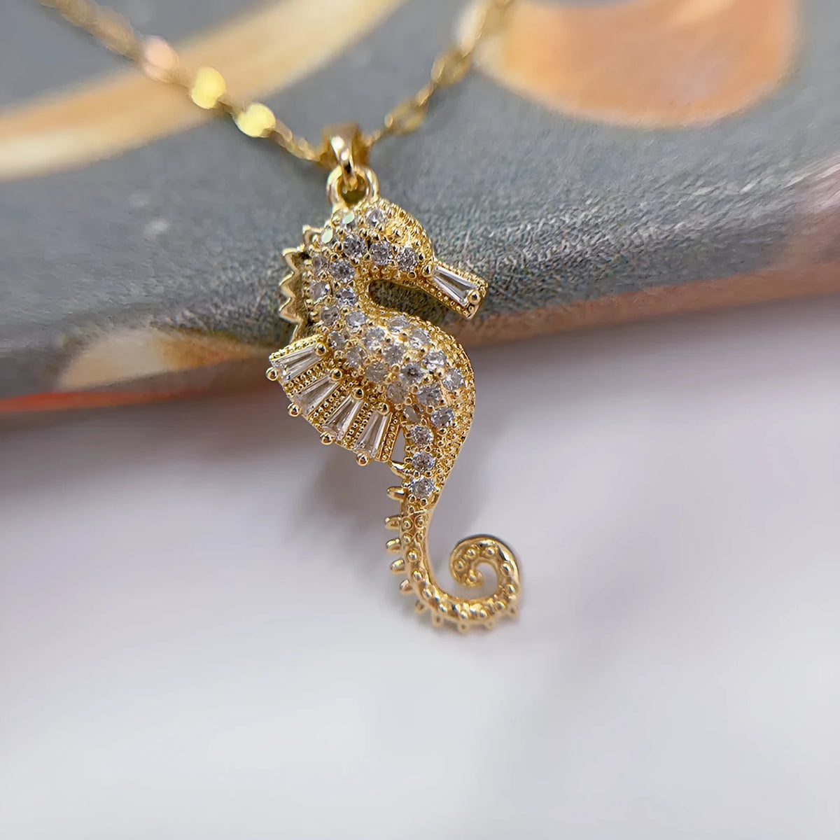 Gold seahorse pendant necklace with twisted titanium steel chain and copper pendant, 31-40cm