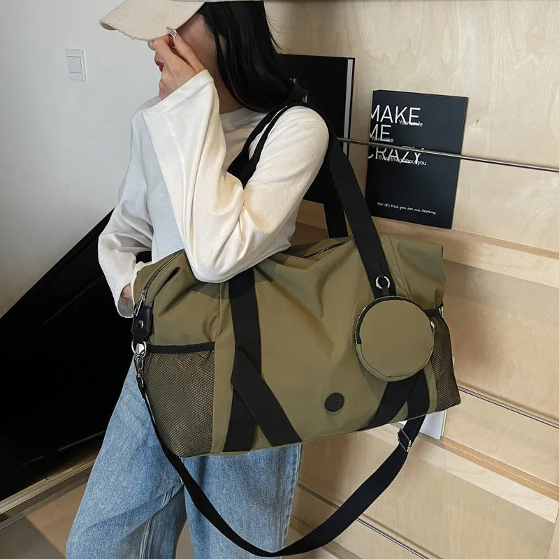 Lightweight Oxford cloth gym bag with breathable lining in black and green colour options