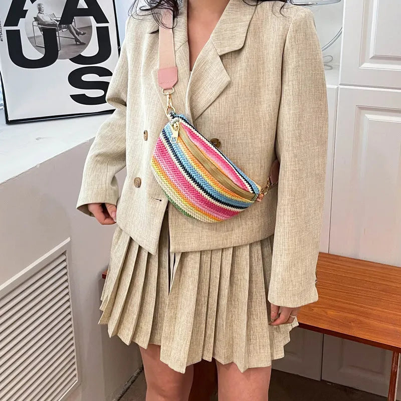 Blue or pink straw beach bag with shell shape and sandwich pockets