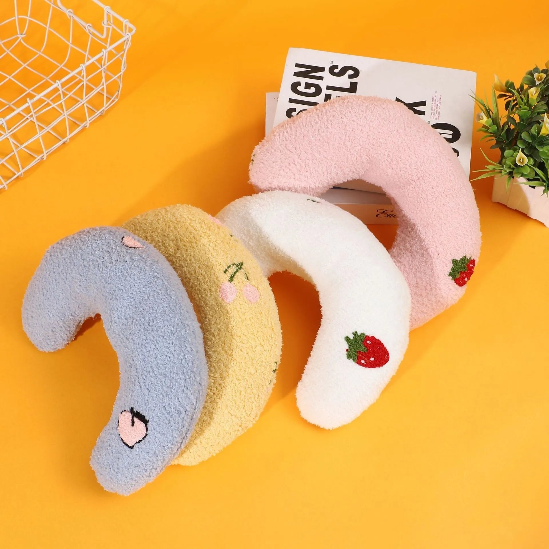 Half moon U-shaped cloth pillow for cats in blue, pink, white or yellow colours