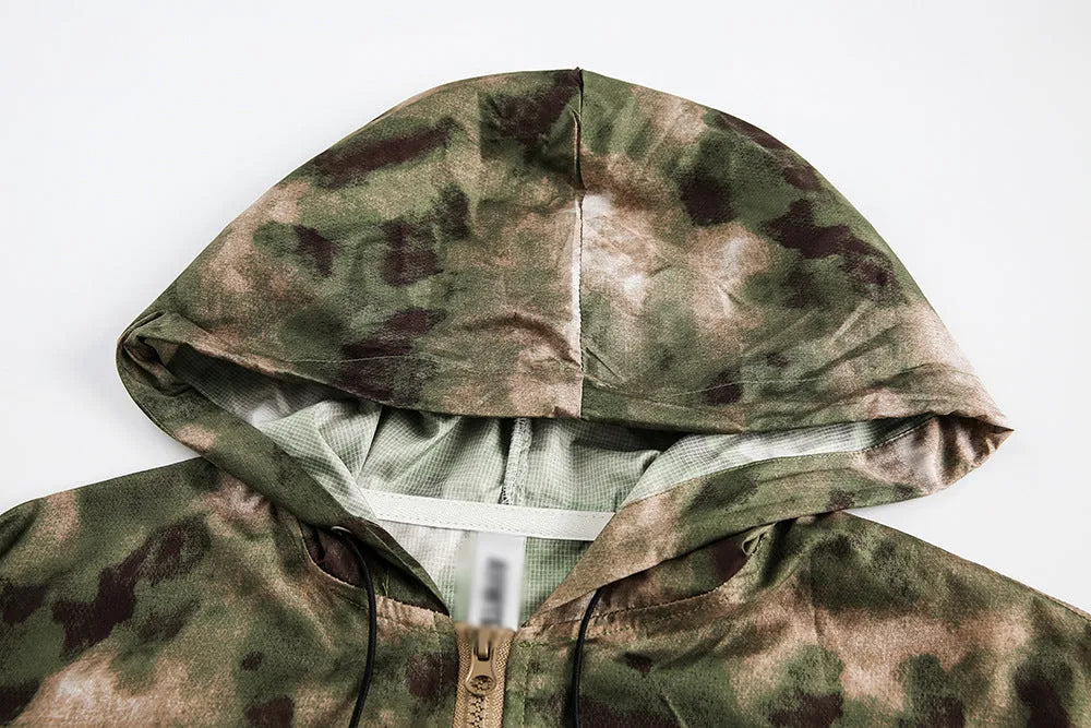 Hooded camouflage sun protection jacket for men in loose fit polyester