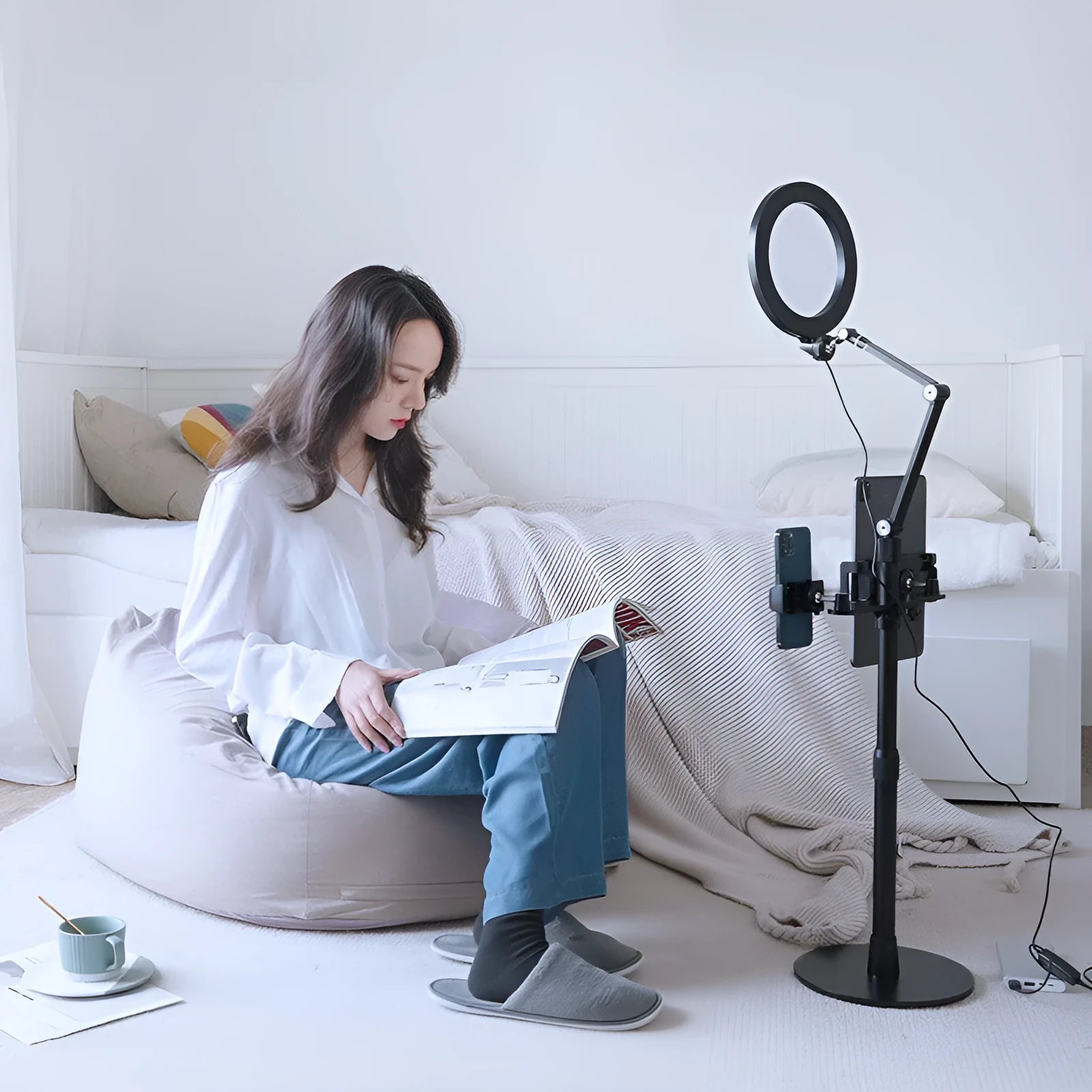 Black aluminium alloy mobile phone tablet stand with built-in fill light for vertical floor shooting