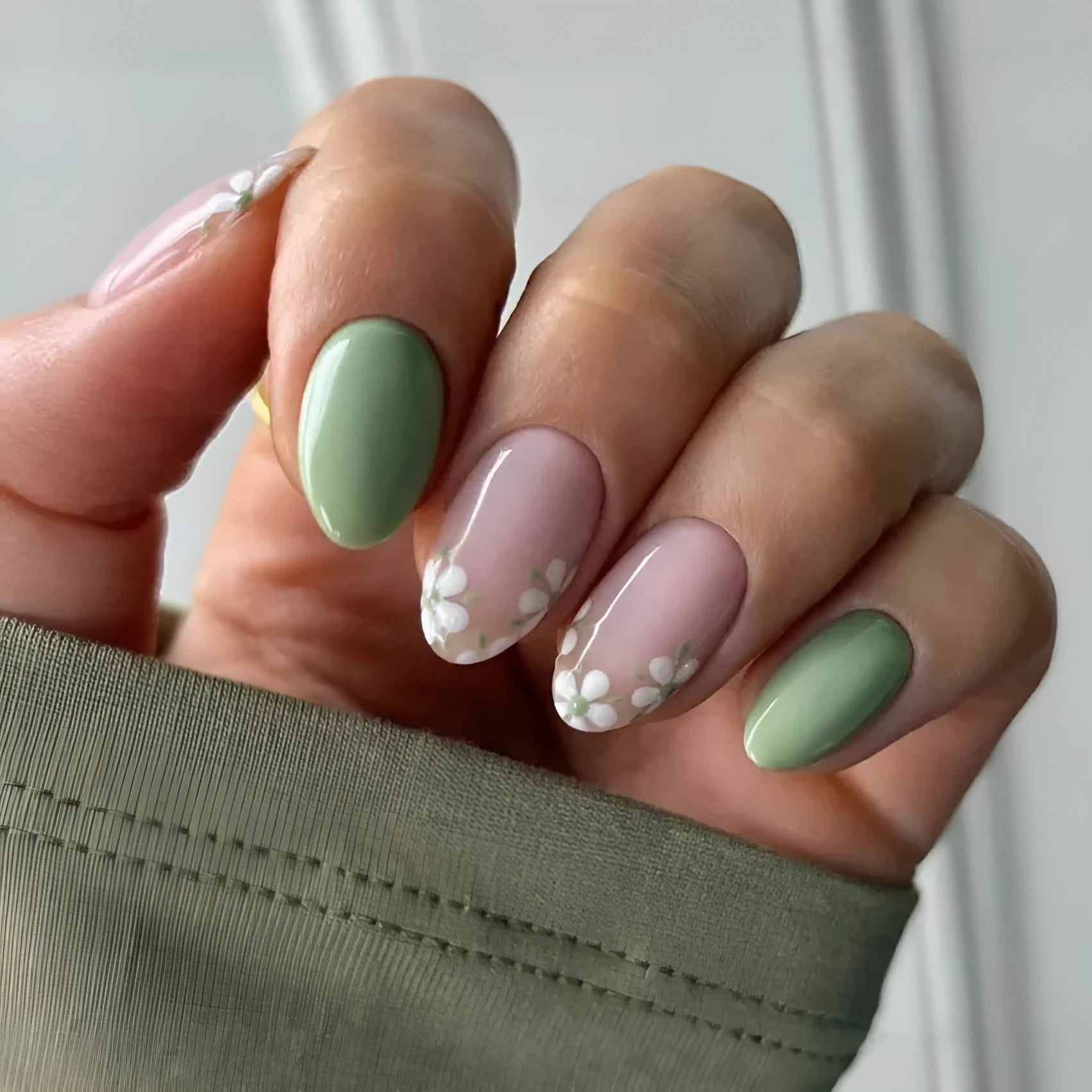 New Simple Fake Nails Set White Little Flower Long Green Section Almond Shaped Wearable Nail Art for Ladies Black Jelly Glue Rub Yellow Jelly Glue Rub Colour CW680