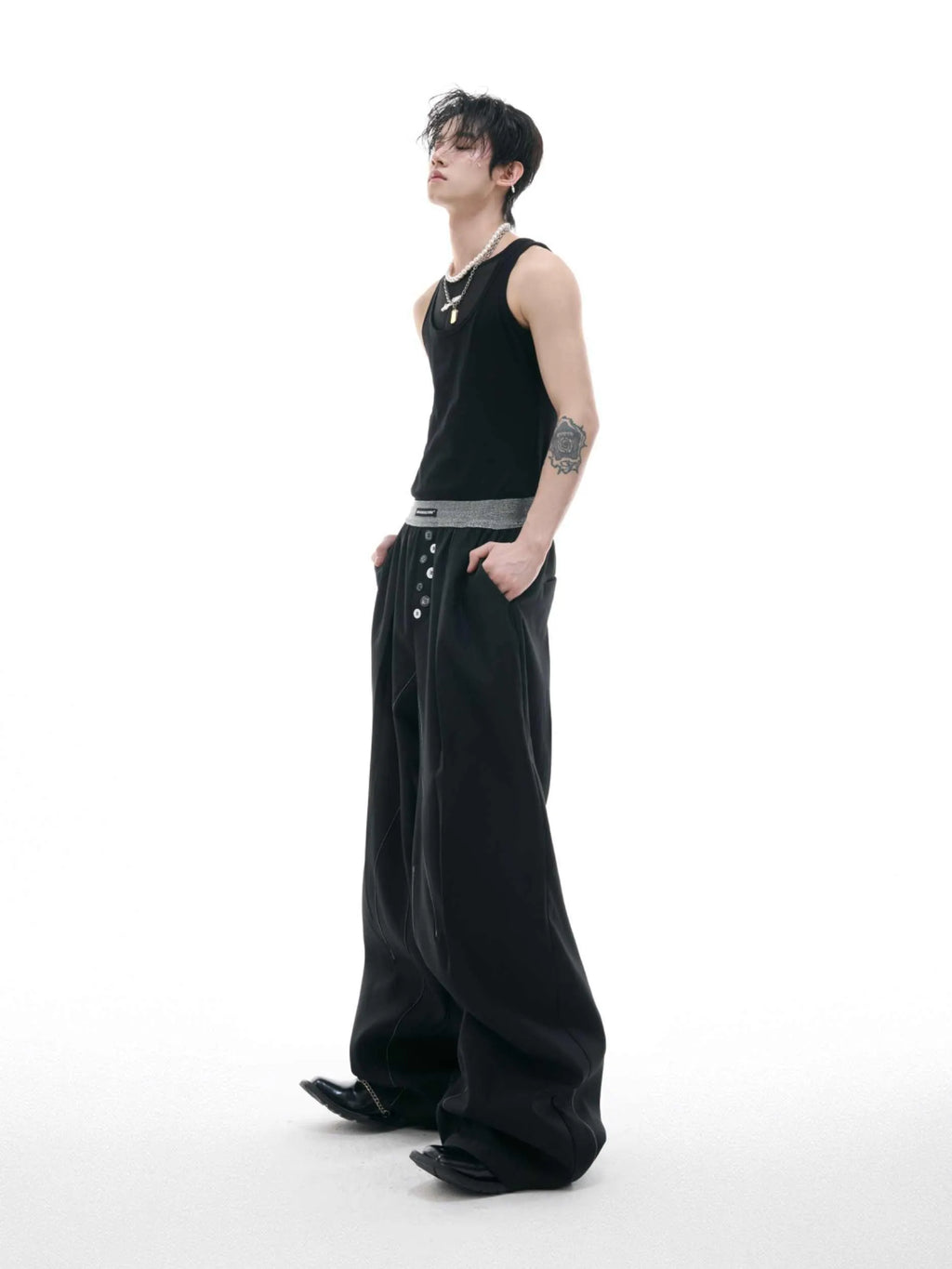 Drooping straight-leg casual pants in black with high waist and button open line design.