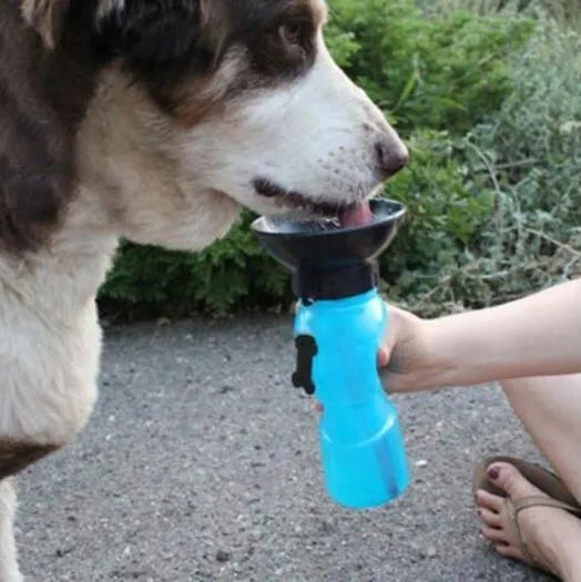 Portable pet water bottle drinker in blue for dogs and cats, 21.5 x 10.7 x 10.7 cm, PP and PE, anti-spill outdoor kettle