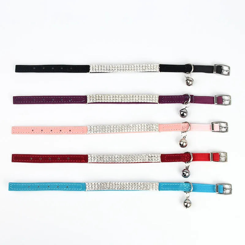 Red velvet adjustable cat collar on a table, showing buckle and 1cm width, length adjustable from 20 to 30 centimetres.