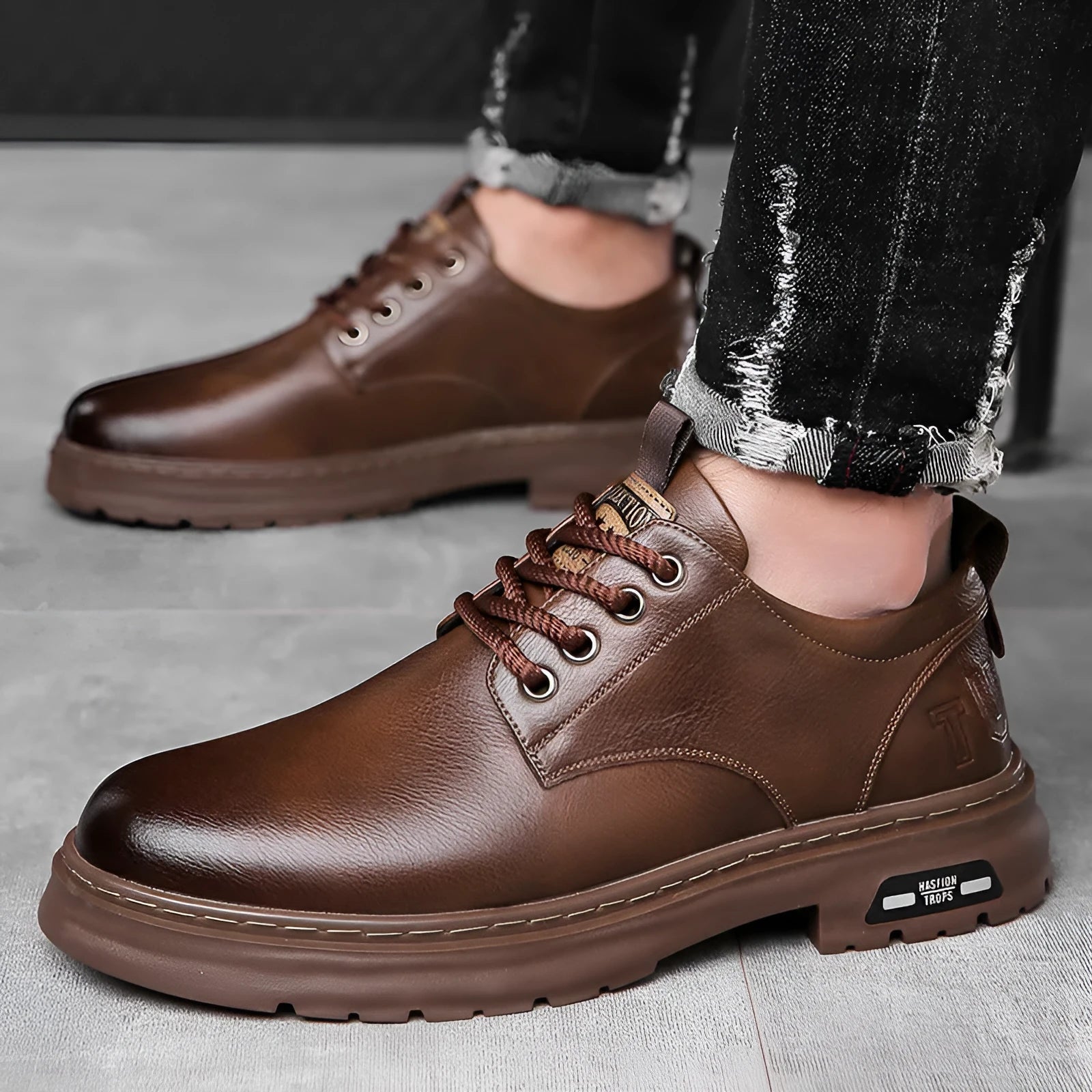 Men's retro casual shoes in black or brown with artificial PU upper, leather sole, and round toe