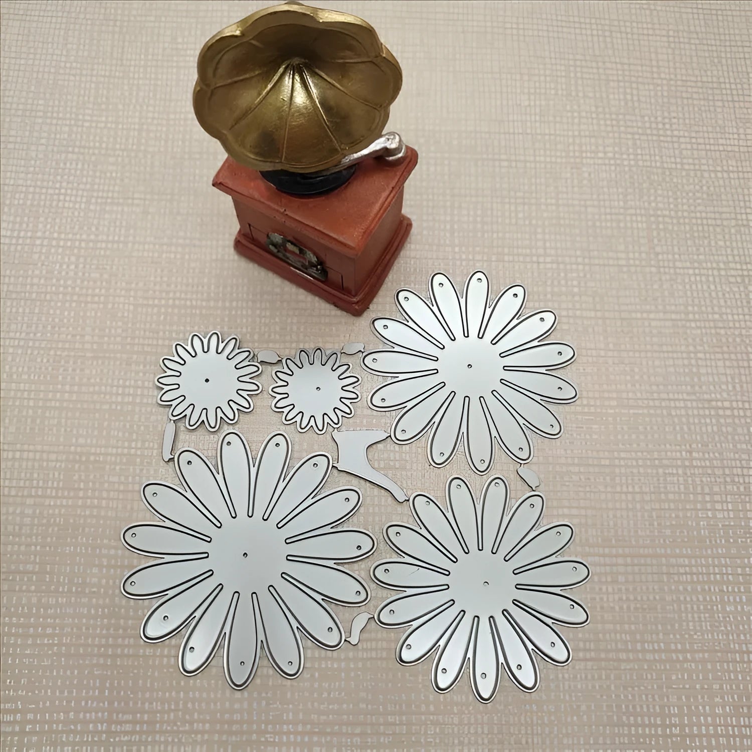 Silver cutting knife mold flower set with 12.5x13cm dimensions and hanging form