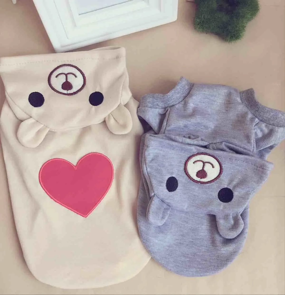Love Bears summer pet clothes in light gray or light yellow with XS to XL size chart