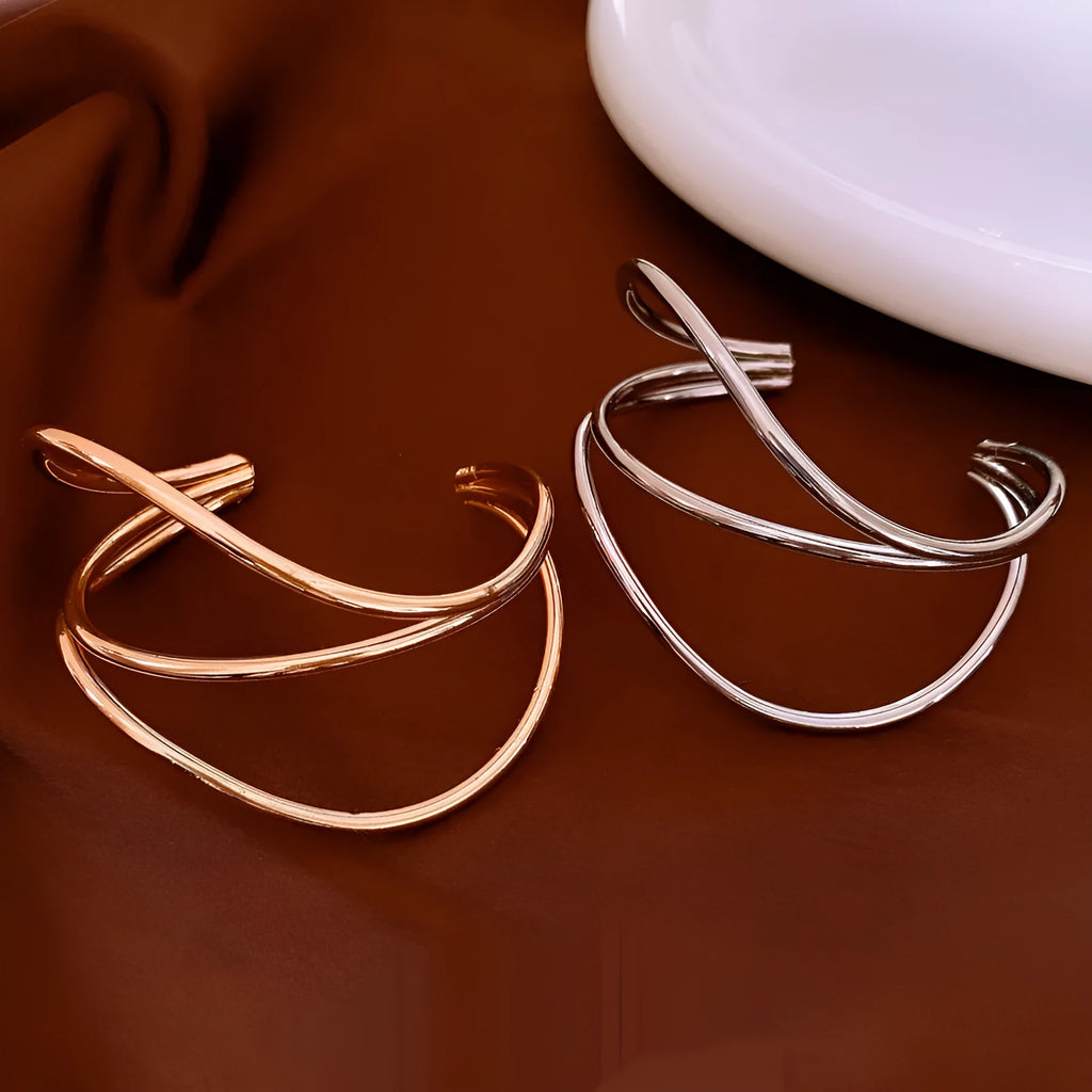 Open-ended metal bracelet with geometric irregular lines, round element, available in gold or silver