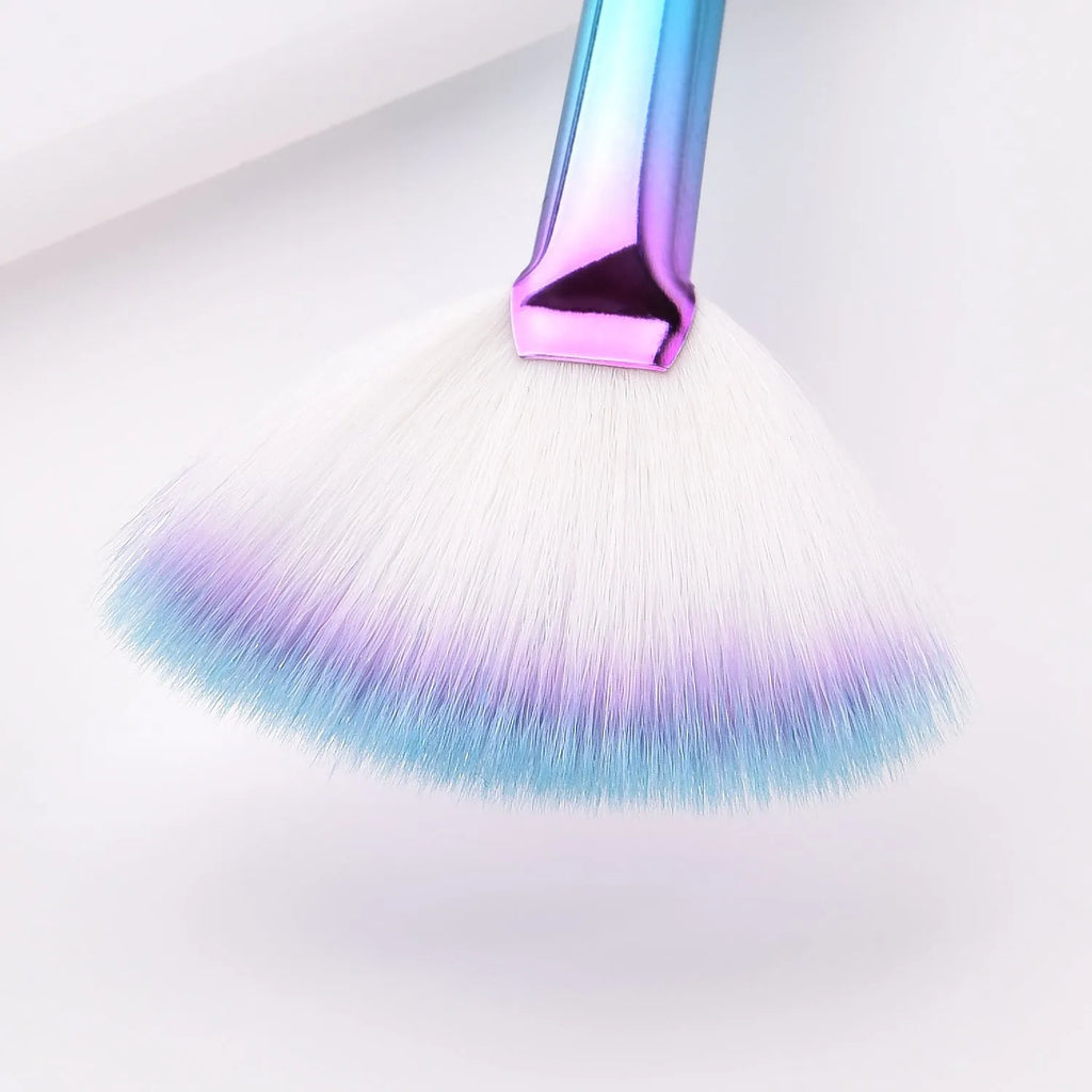 Fan makeup brush with nylon bristles and plastic handle, available in blue and pink colours