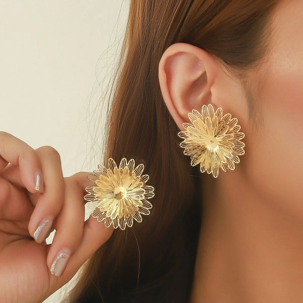 Three-dimensional hollow flower earrings in gold and silver alloy with daisy petals and electroplated finish