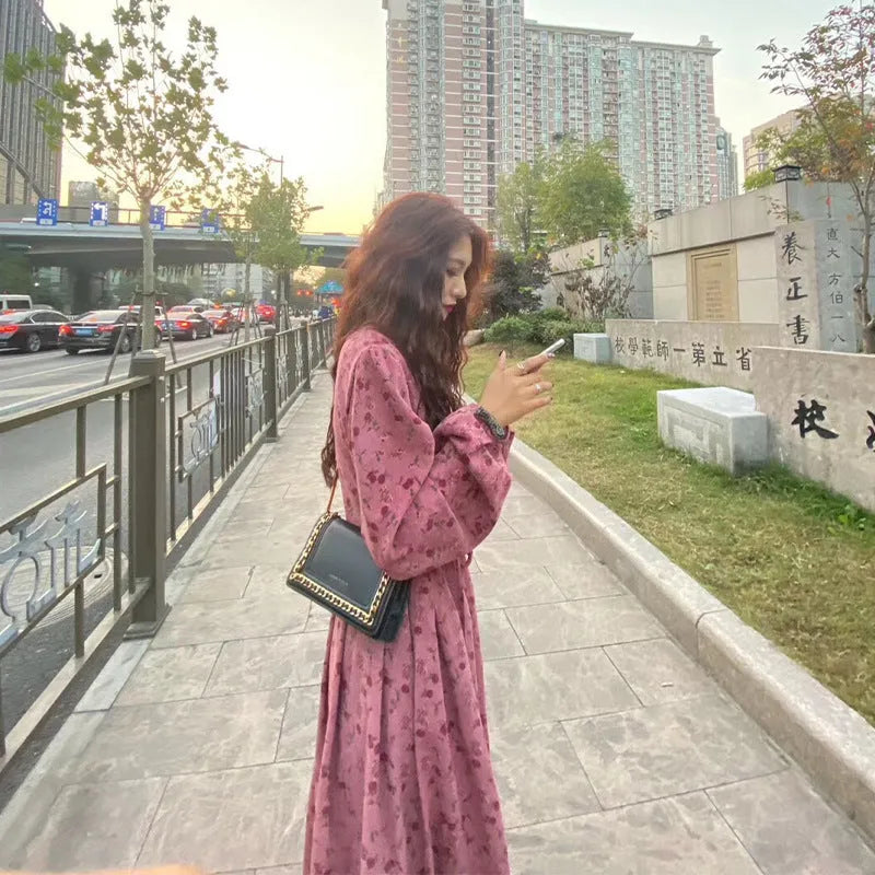 Red knitted women's dress with elastic high waist and three-quarter princess sleeves