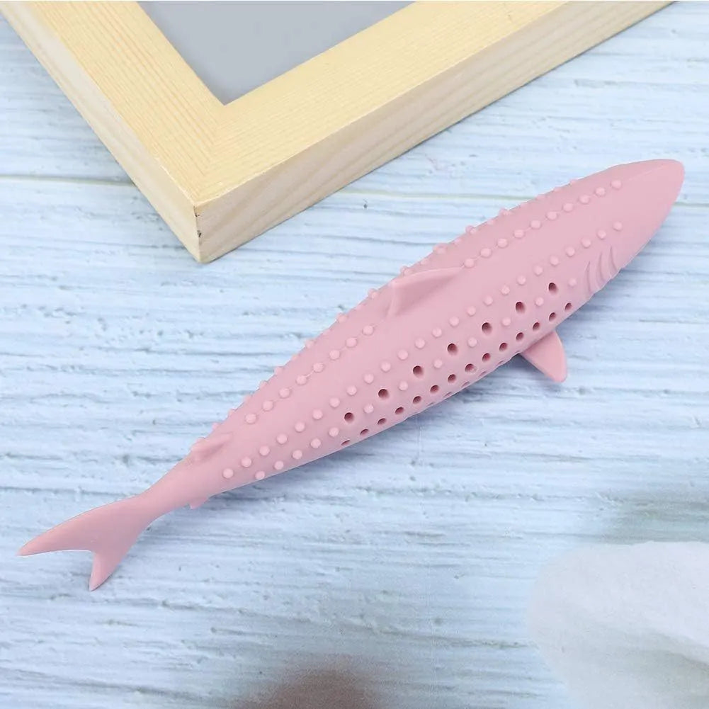 Green silicone fish-shaped cat chew toy with breathable side holes and catnip compartment, measuring 3.5x15.5cm