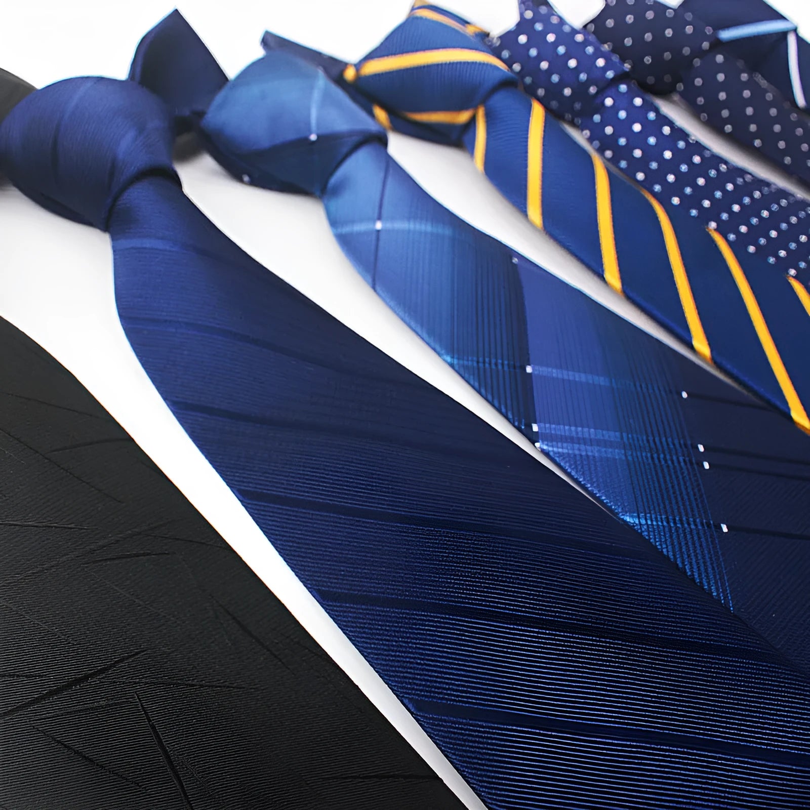 Men's red and blue striped jacquard business tie with an arrow shape and 8cm width.