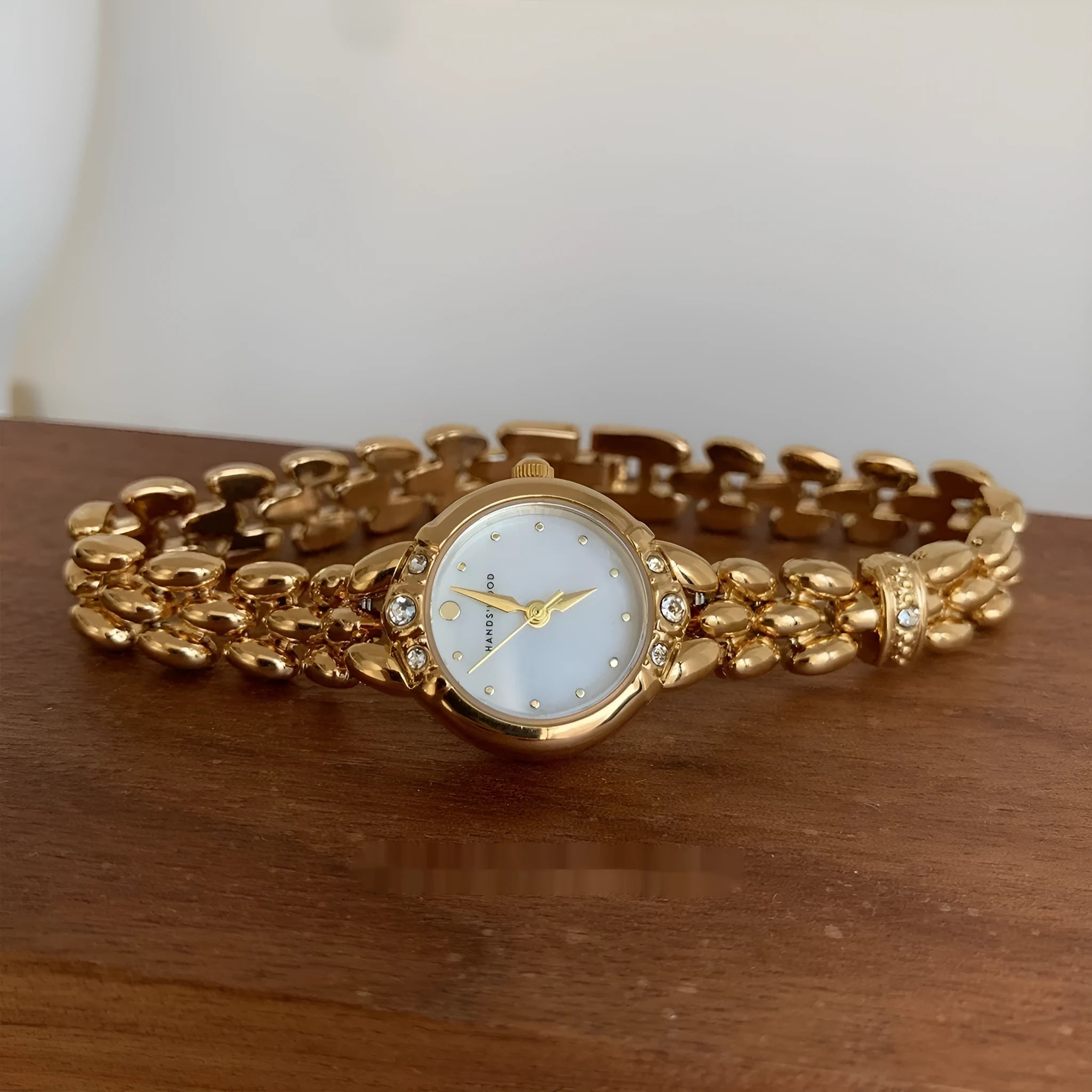 Women's gold strap alloy quartz watch with fritillary surface dial and rhinestone accents