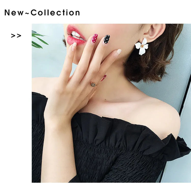 Women's flower stud earrings in pink and white colours with electroplated finish