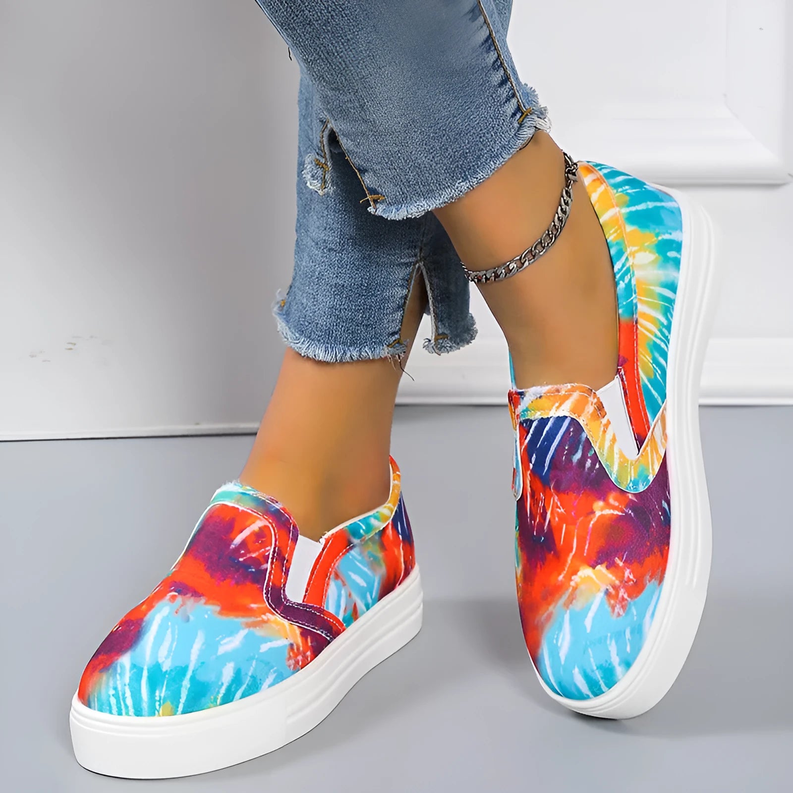 Women's casual flat-bottom canvas sneakers in multiple colours on a white background