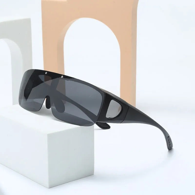 Sporty polarised sunglasses with one-piece myopia lenses shown in a case, suitable for cycling and driving.