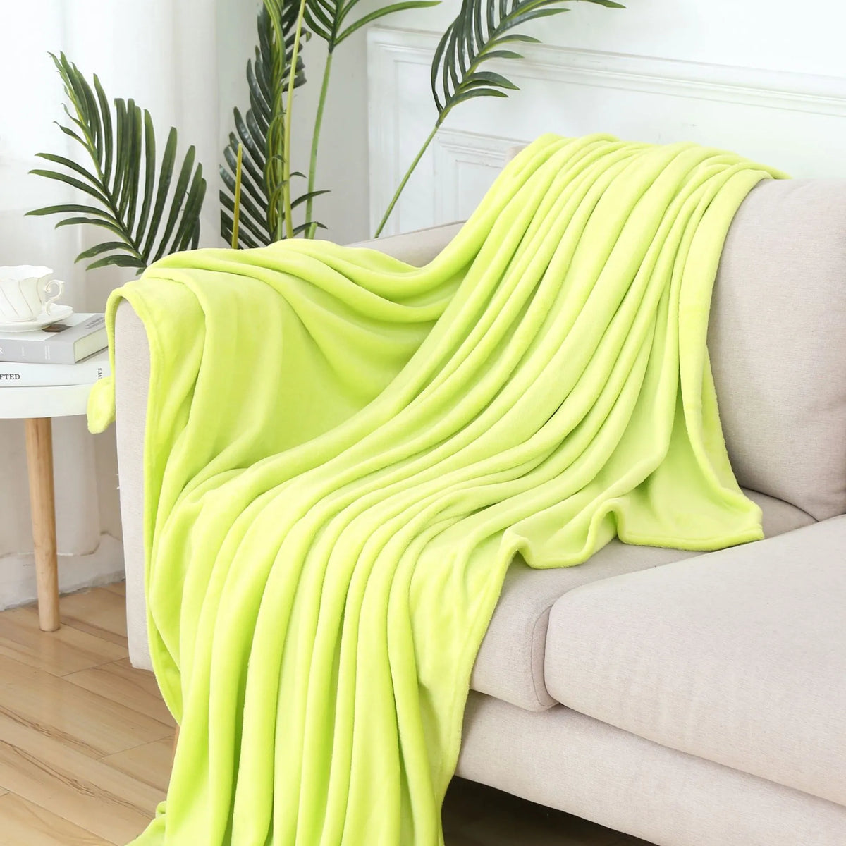 Solid colour flannel blanket in dark grey, available in sizes from 50x70cm to 200x230cm, made from polyester fibre.
