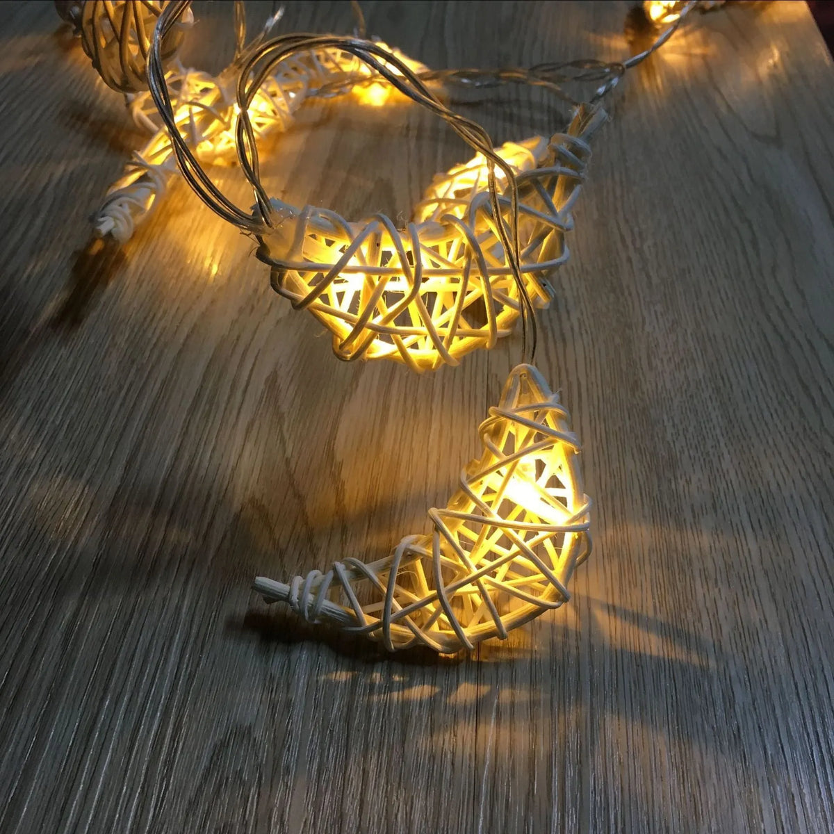 Handwoven rattan moon lighting chain, approximately 8cm diameter, warm colour light, battery-powered Christmas decoration