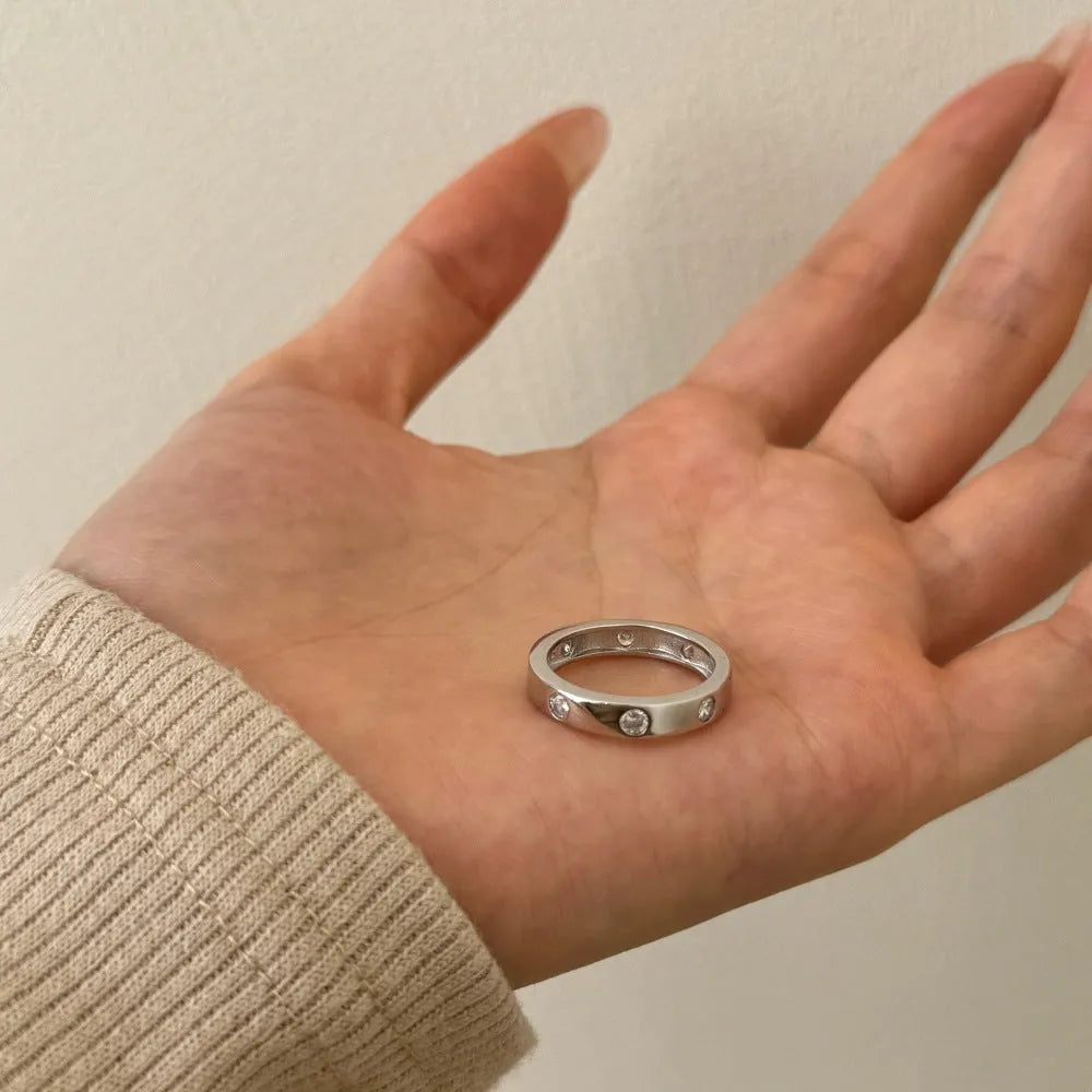 Personalized simple silver ring with zircon inlay in white gold colour, geometric shape, sizes no.6 to no.9.