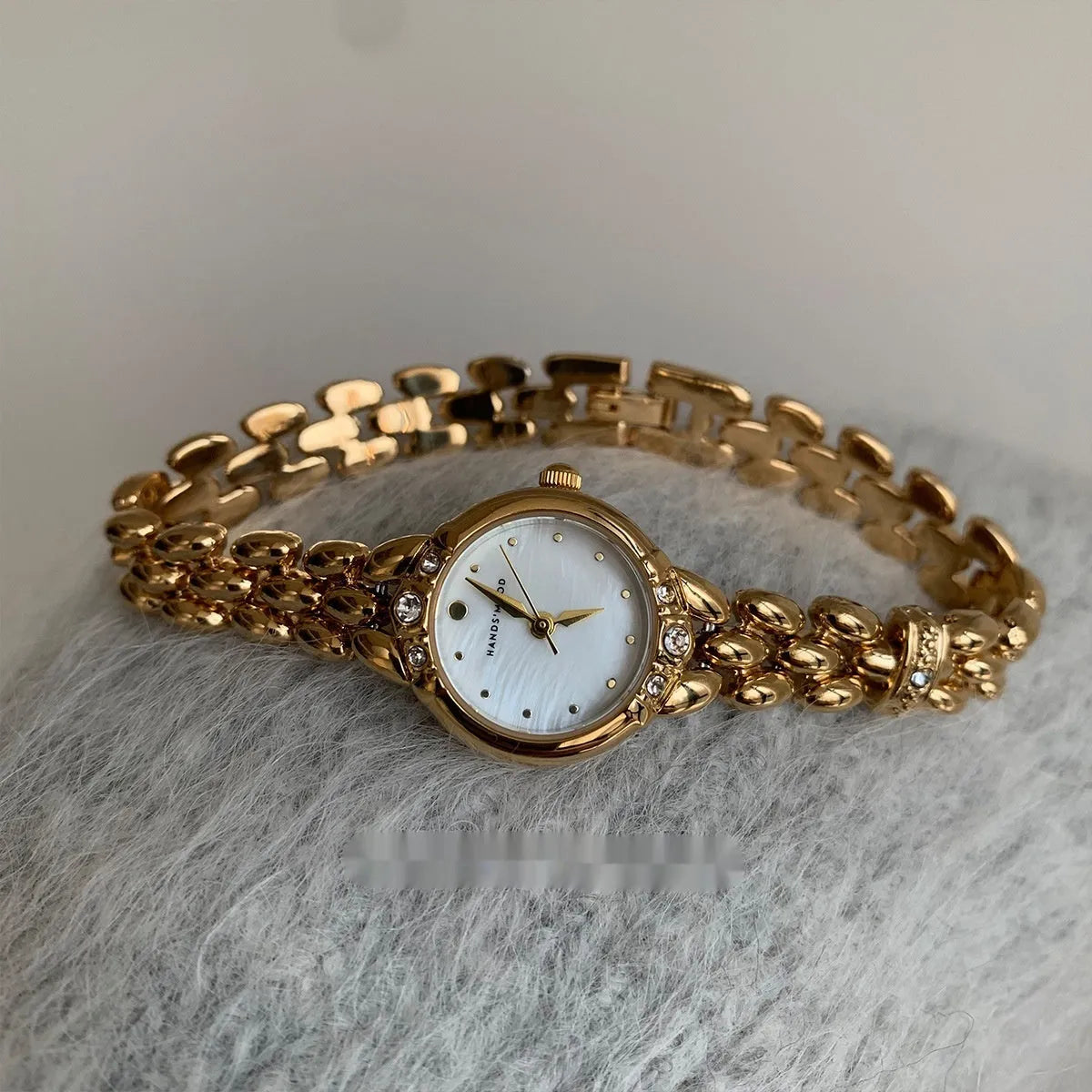 Women's gold strap alloy quartz watch with fritillary surface dial and rhinestone accents