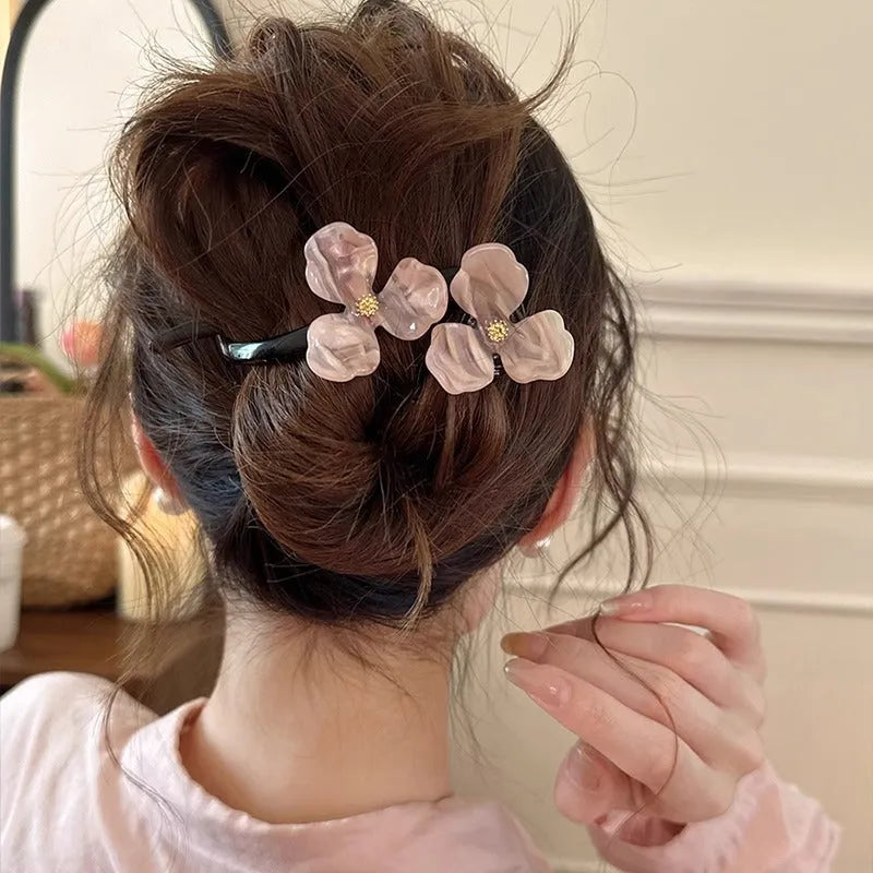 Retro flower bobby pin hair clip with acrylic petals in blue, light blue, beige, or pink colours