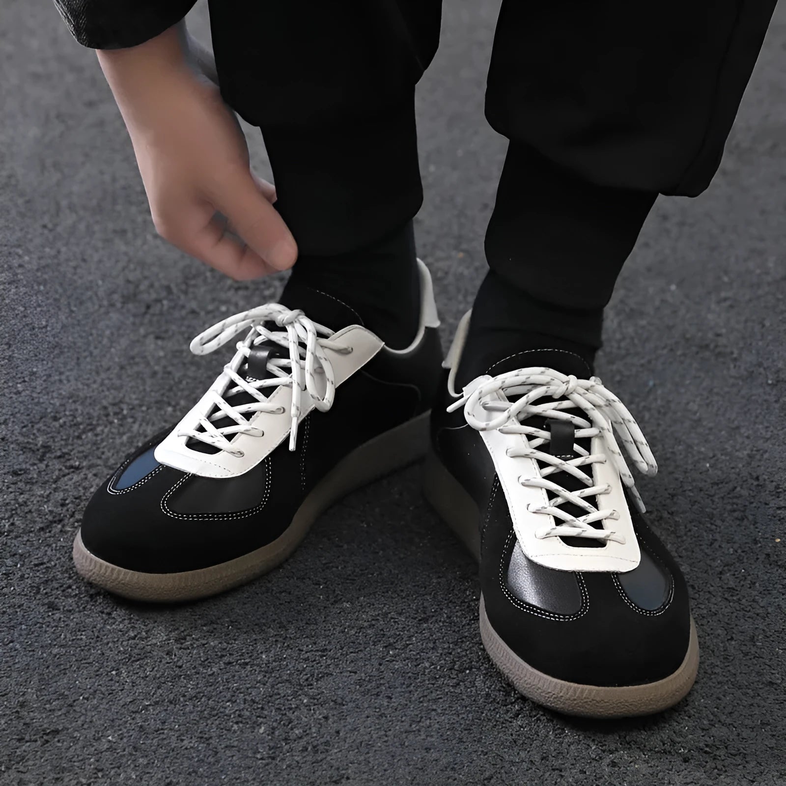 Men's broad casual leather shoes in solid colour, round toe, front lace-up, black and yellow options