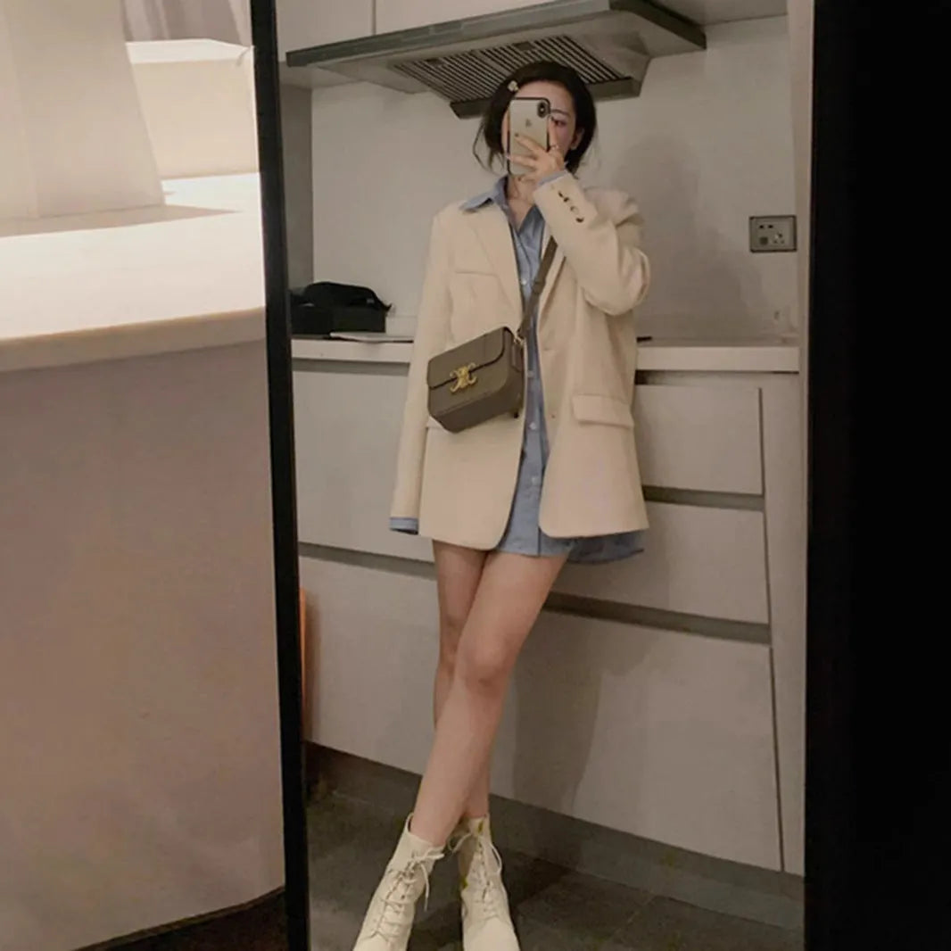 Korean style solid colour polyester suit jacket with long sleeves and pocket detailing.