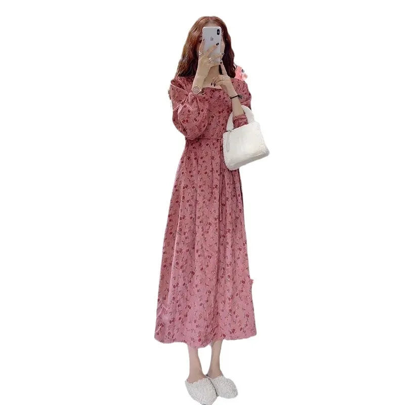 Red knitted women's dress with elastic high waist and three-quarter princess sleeves