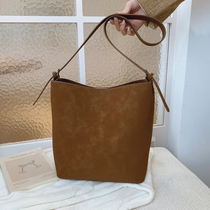 Versatile retro matte women's single-shoulder large-capacity bucket bag in brown, black, and coffee PU leather