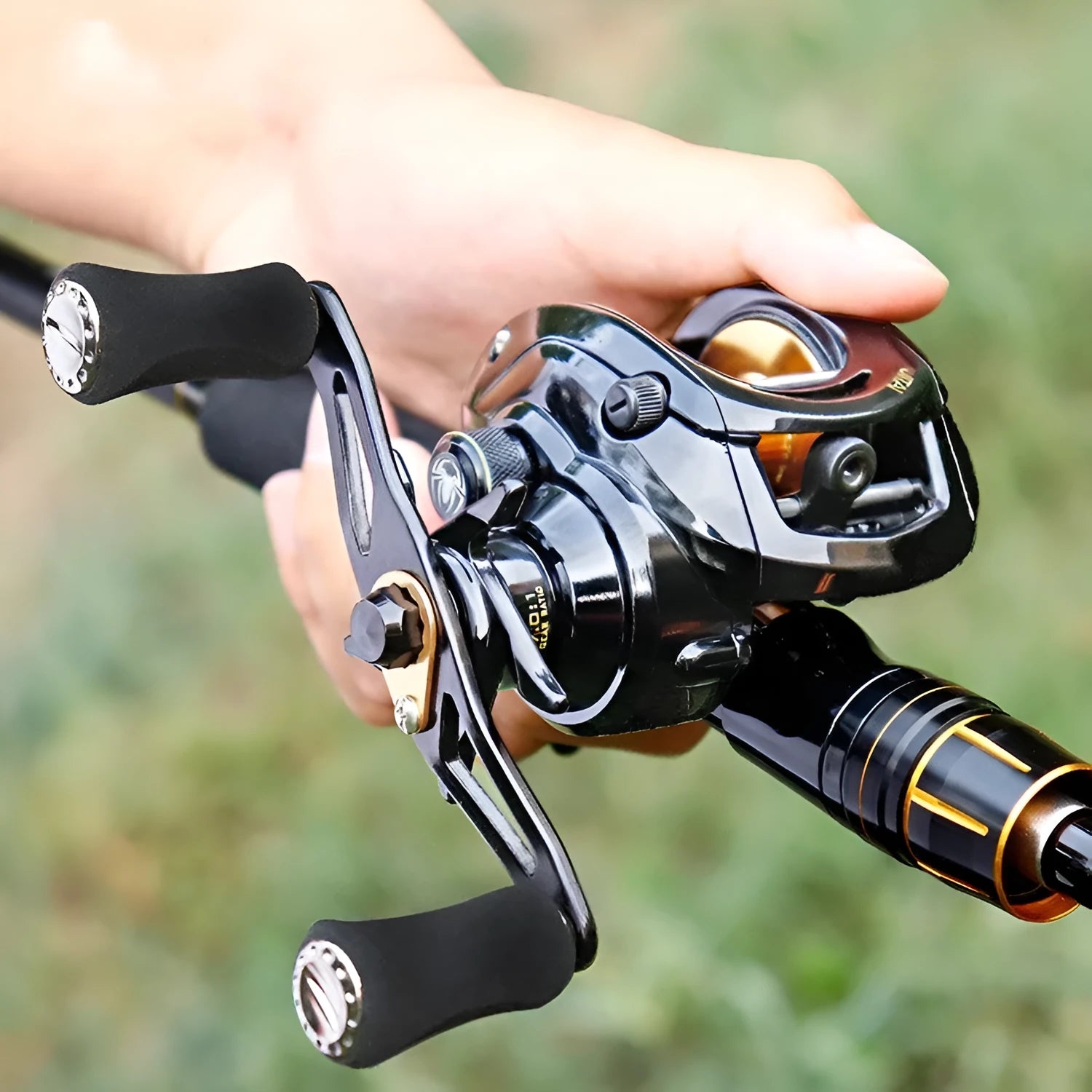 Carbon fibre baitcasting reel with magnetic centrifugal drop wheel, 7.0:1 gear ratio, 12kg braking force, left hand crank