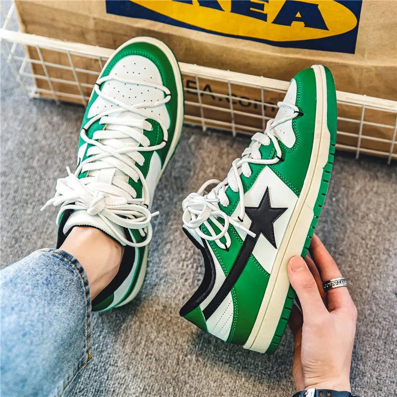 Men's low-top colorblock sneakers in white blue with rubber sole and lace-up design