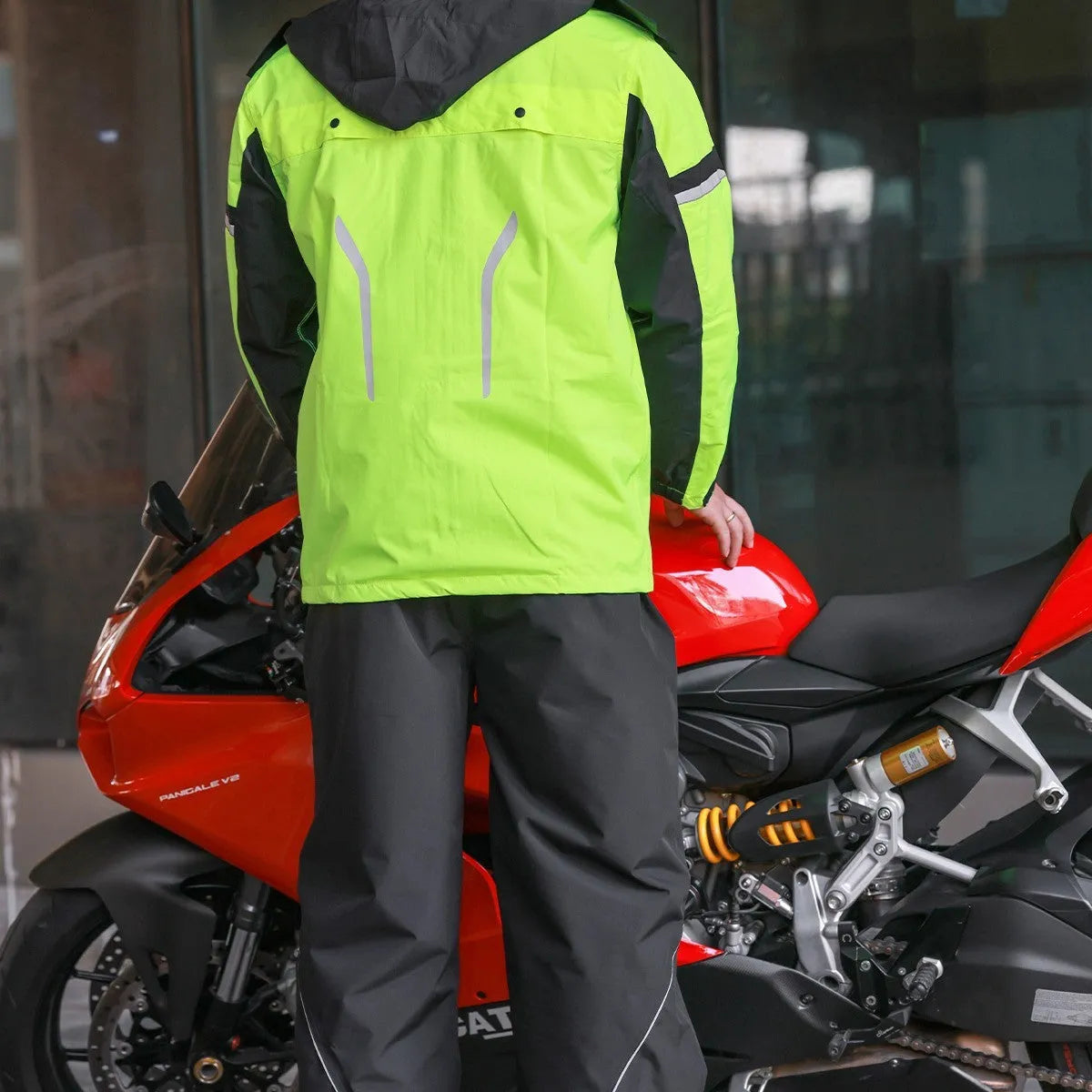 Motorcycle rainproof suit set with jacket and trousers in black for outdoor activities