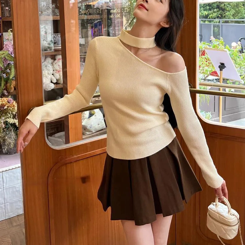 Solid colour slant shoulder bottoming sweater in slim fit polyester knit, available in black apricot red brown free size