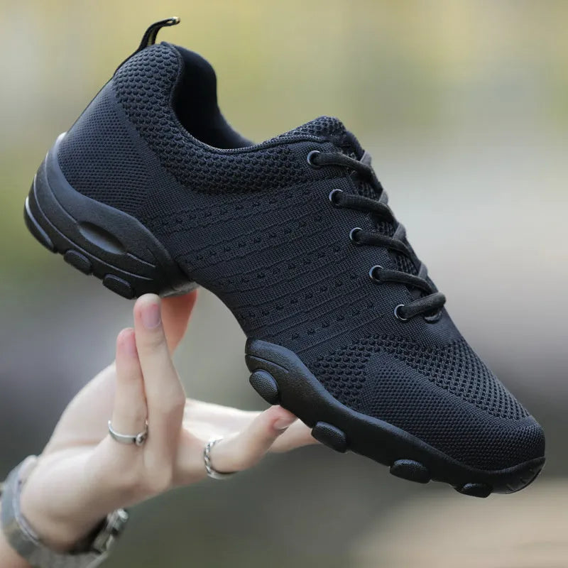 Men's lightweight mesh sports shoes with fly woven wire mesh upper and polyurethane sole, in white or black, sizes 39-44