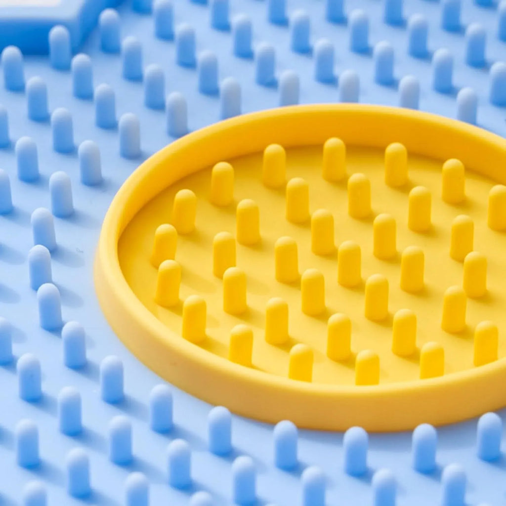Flower-shaped silicone lick pad for pets with suction cups on smooth surface