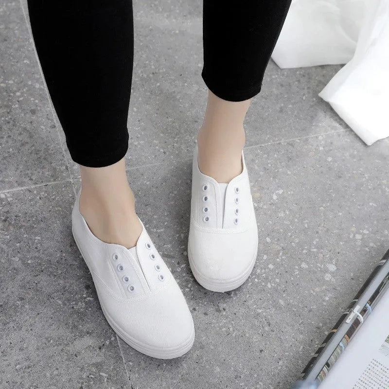 Low-top canvas casual shoes in black, featuring a flat heel and plastic sole.
