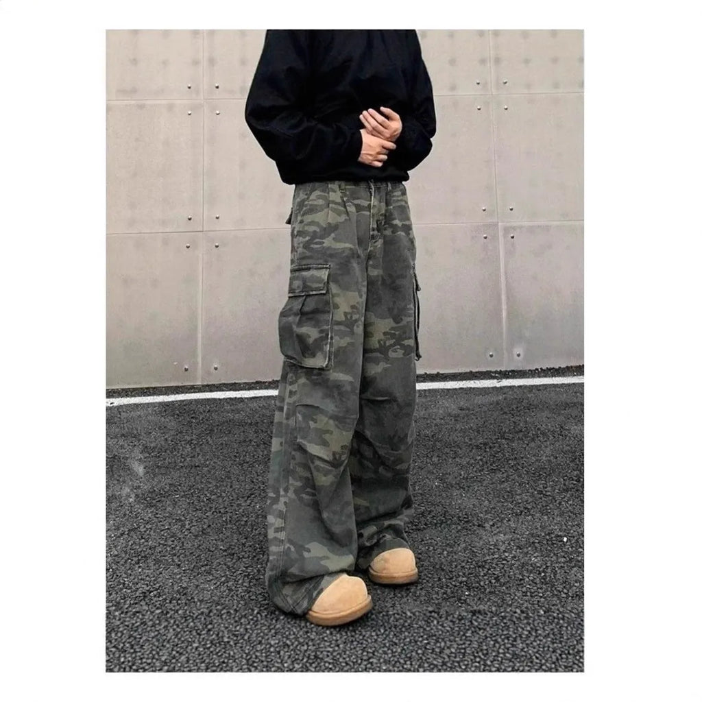 Men's loose-fit camouflage cargo trousers with multiple pockets on a washed cotton-polyester fabric.
