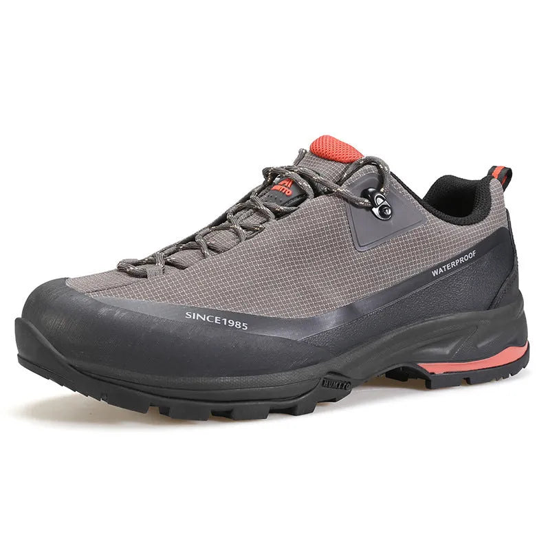 Men's low-top mountain climbing hiking boots in leather mesh with non-slip rubber sole